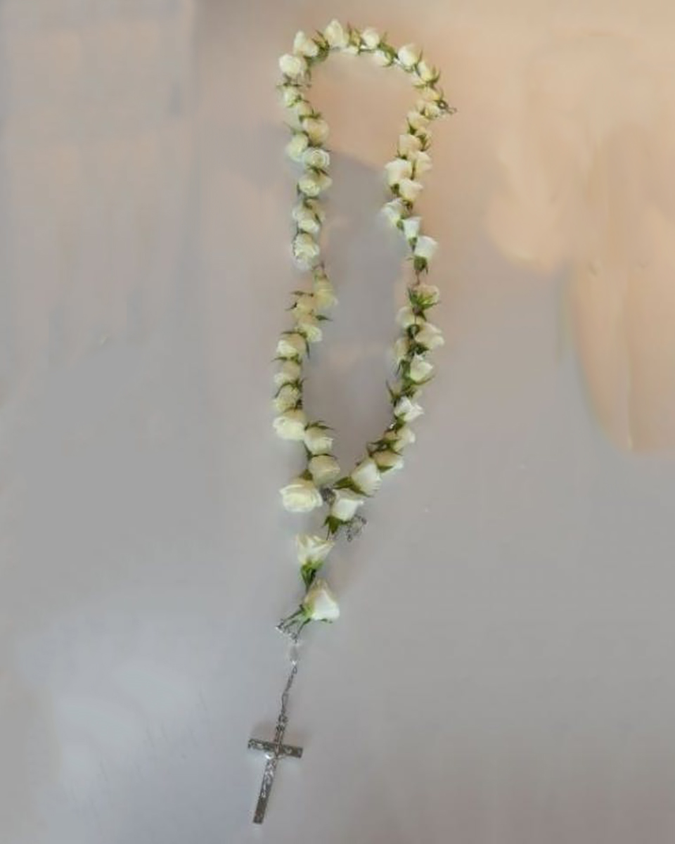 50 White Rose Rosary 50 White Roses-Standard 50 Beautiful White Roses are used to create an Elegant Rosary.
DELIVERY: Every order is hand-delivered direct to the recipient. These items will be delivered by us locally, or a qualified retail local florist.
